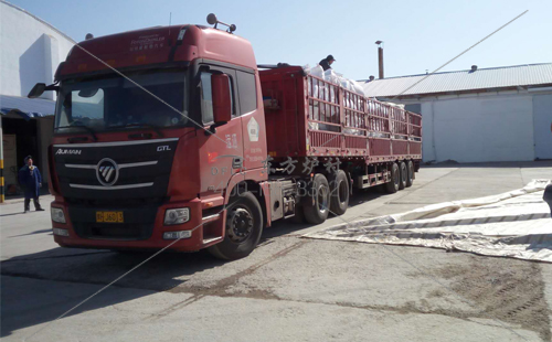 耐火澆注料廠家生產(chǎn)材料裝車(chē)